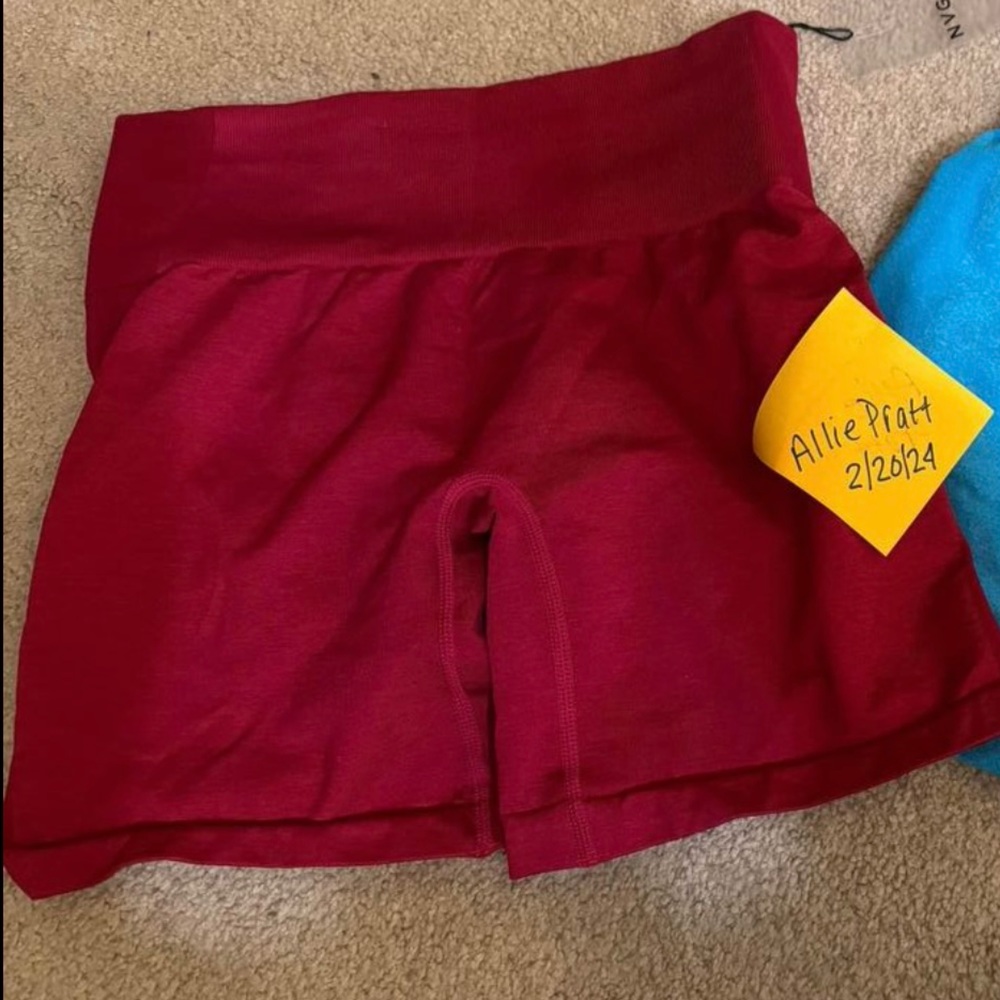 NVGTN Winterberry performance seamless shorts